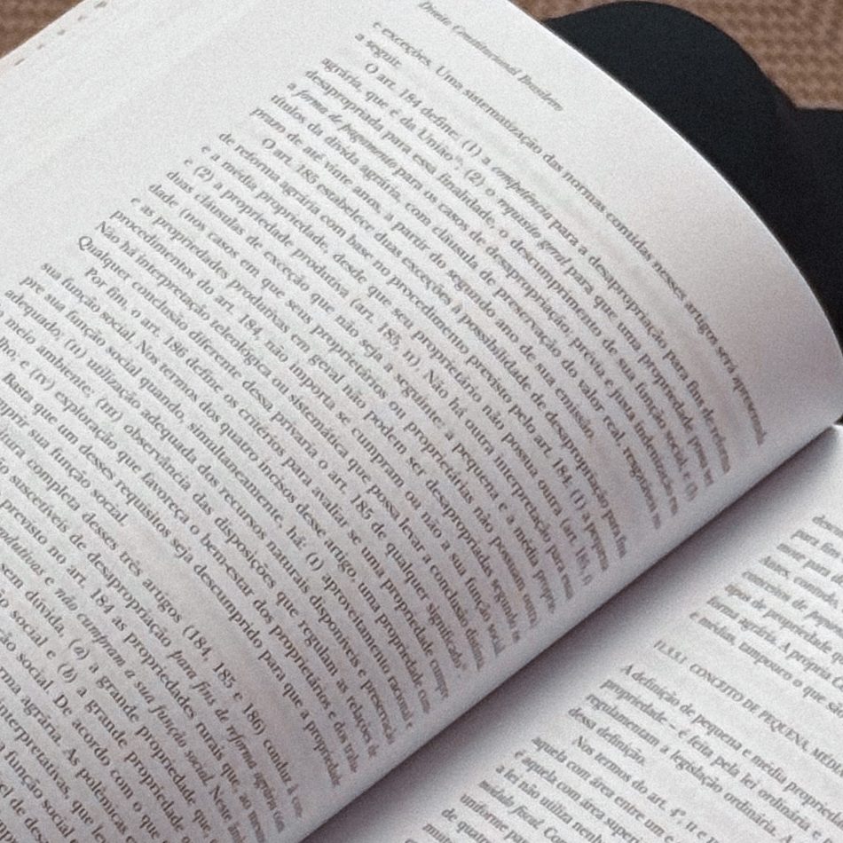 Livro jurídico aberto, em close nas páginas